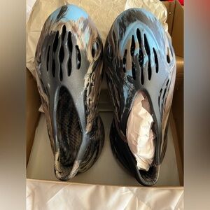 ADIDAS Yeezy Foam Runners - Size 7